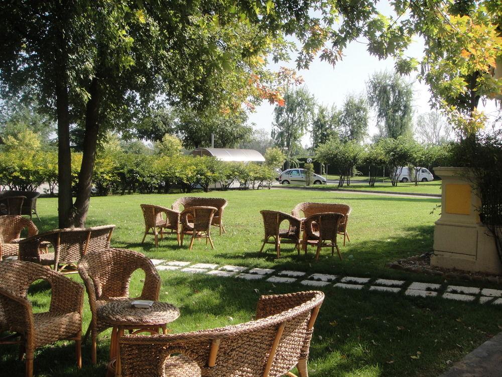Hotel Villa Malpensa Vizzola Ticino Exterior photo