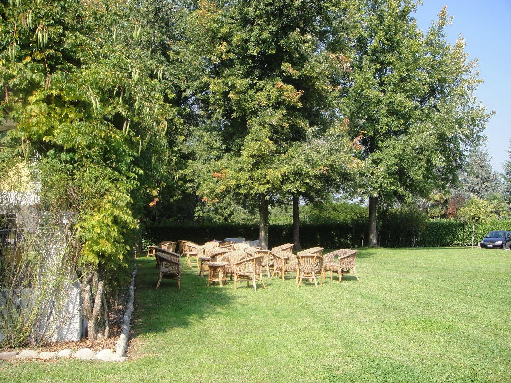 Hotel Villa Malpensa Vizzola Ticino Exterior photo